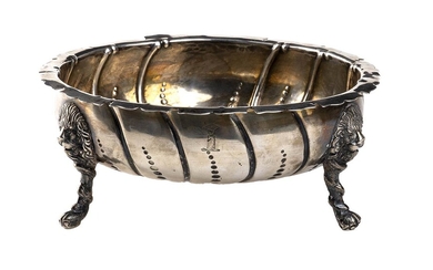 An English Vistorian sterling silver bowl - London 1867,...