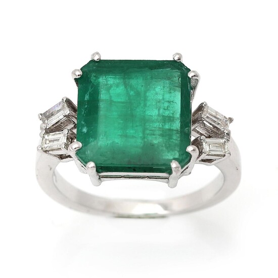 NOT SOLD. An emerald and diamond ring set with an emerald flanked by four diamonds, mounted in 14k white gold. Size 53. – Bruun Rasmussen Auctioneers of Fine Art