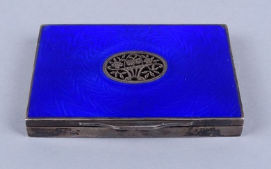 Argenterie: Boite rectangulaire en argent dessus ciselé émaillé bleu décor d'un panier fleuri ajouré intérieur...