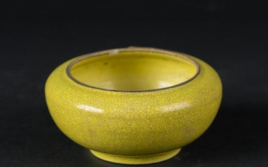 Arte Cinese A small yellow glazed porcelain brush