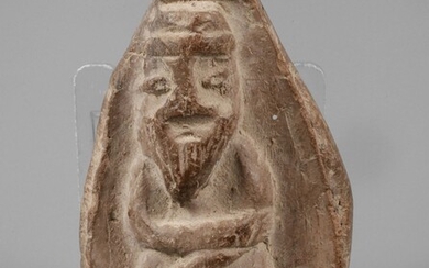 Artefact antiqued'âge indéterminé, tesson clair, représentation figurative semi-plastique, décorée au dos d'une inscription cunéiforme, état...