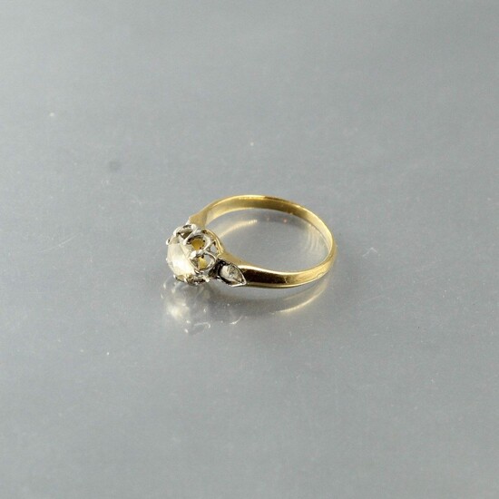 Bague en or jaune et gris 18k (750) ornée d'un diamant taille ancienne épaulé de...