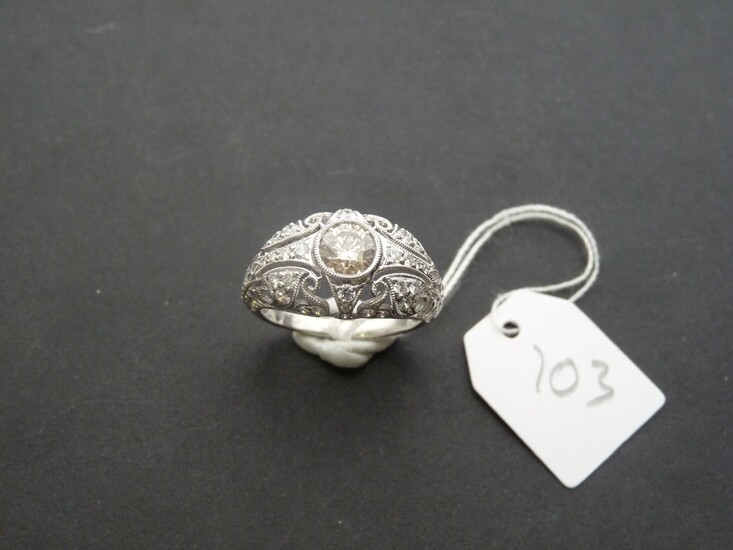 Bague en platine (850/oo) centrée d'un diamant taille brillant calibrant 0,65 ct environ (pierre piquée)...
