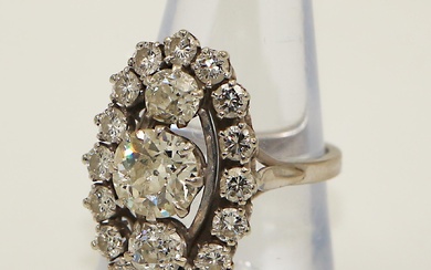 Bague marquise en or gris 750 millièmes et platine ornée de trois diamants taille ancienne,...