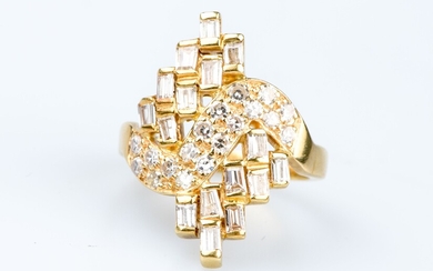 Bague marquise en or jaune 18 carats ornée de 16 diamants taille baguette