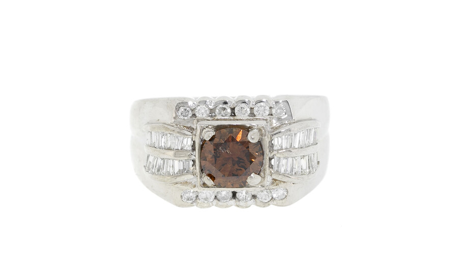 Bague or gris 585 sertie de diamants taille brillant, baguette et trapèze rehaussant un diamant brun taille brillant, doigt 55-15 (manque)