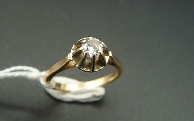 Bague solitaire en or 18K (750/oo) centrée d'un diamant taille brillant calibrant 0,30 ct environ....