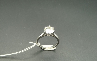 Bague solitaire en platine (850/oo) ornée d'un diamant demi taille calibrant 2 carats environ, couleur...