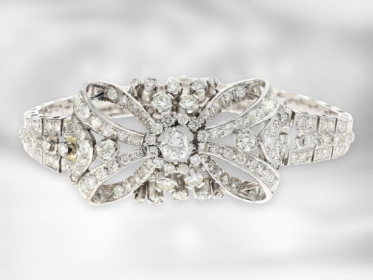 Bracelet: highly decorative vintange bracelet with diamonds totalling approx. 6.5ct, 18K white gold