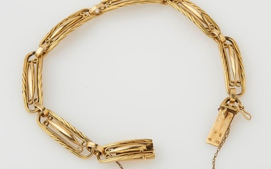 Bracelet souple en or jaune (18 K) agrémenté d'une chainette de sécurité. Poids : 16,80...