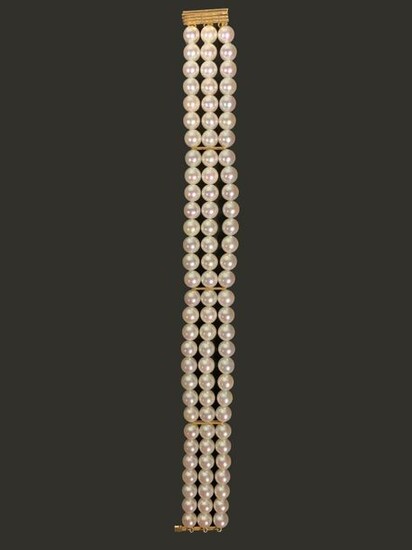 Bracelet with three rows of cultured pearls alternating with three 18K (750°/°°°) yellow gold separators, the clasp also in gold.