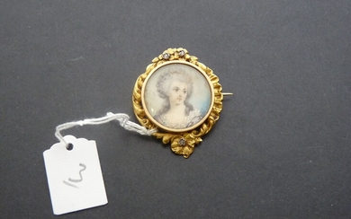 Broche en or jaune 18K (750/oo) centrée d'une miniature ronde sous verre représentant une dame...
