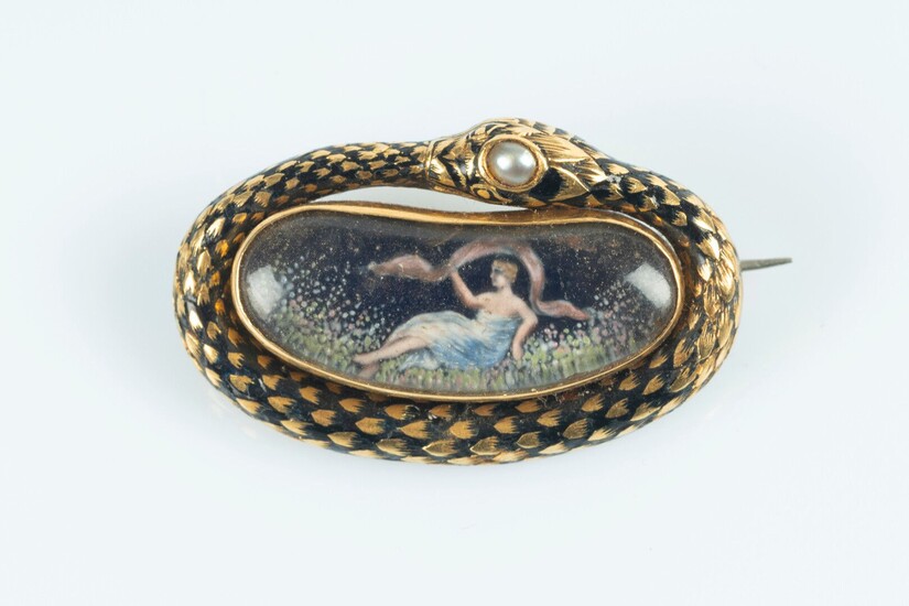 Broche ovale en or (14k) émaillé, un serpent lové enserrant une plaquette en forme de...