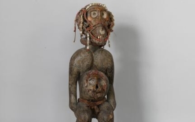 CAMEROUN Statue en bois sculpté et os. XXe, dans le style des BULUL H :...