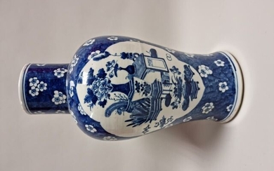 CHINE. VASE BALUSTRE en porcelaine bleu et blanc à décor double face en réserve d'objets...
