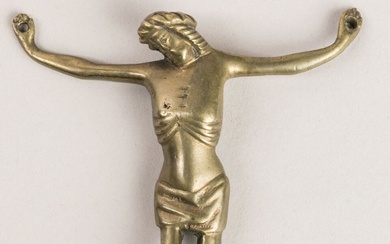 CHRIST en bronze, pieds superposés, mains levées. Style XVème siècle. H. 12 cm.