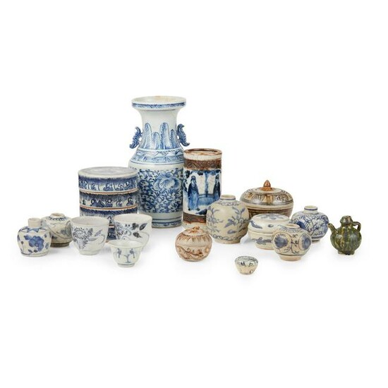 COLLECTION OF THIRTEEN BLUE AND WHITE WARES MING TO
