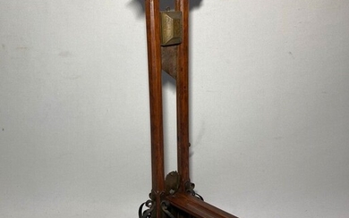 COUPE CIGARE en forme de guillotine, en bois et métal H.: 37.5 cm (accidents et...