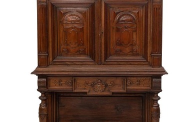 CREDENZA, FRANCIA, S.XX. ESTILO ENRIQUE II. Elaborada en madera de roble; cuenta con friso decorado, vano inferior y cajón con tapizado
