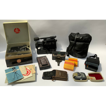 Cartone contenente cineprese e una macchina fotografica Polaroid (difetti)