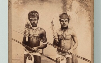 Charles Nething (1866-1947). Portrait de deux guerriers kanak de Nouvelle-Calédonie tenant massues et lances de...
