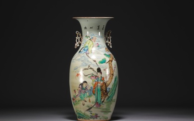 Chine - Vase en porcelaine à décor de personnages et d'animaux. Poids: 3.40 kg Livraison...