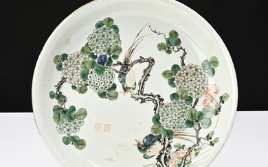 Chine, époque Kangxi (1661-1722) Importante coupe creuse en porcelaine et émaux de la famille verte...