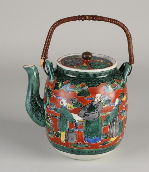 Chinese porcelain Family Verte teapot with dignitary