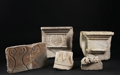 Cinque antichi fregi in marmo bianco di differente misura e forma, da cm....