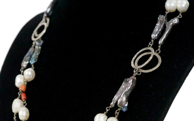Collana lunga in argento con perle, corallo e madreperla