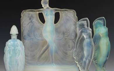 Collection de quatre objets en verre de Sabino de l'Art Déco Composée de deux statuettes...