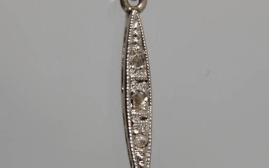 Collier de brillants vers 1910-20, partie centrale en or blanc estampillé 585, serti d'un brillant...