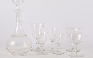Crystal dinner service with net decoration comprising six champagne glasses, eighteen water glasses, eighteen red wine glasses, twenty-one white wine glasses, nine liqueur glasses, twelve fruit glasses and eight carafes.