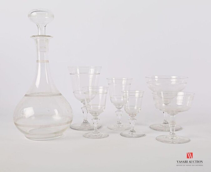 Crystal dinner service with net decoration comprising six champagne glasses, eighteen water glasses, eighteen red wine glasses, twenty-one white wine glasses, nine liqueur glasses, twelve fruit glasses and eight carafes.