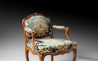 Curious low-back armchair in molded and carved... - Lot 103 - Varenne Enchères