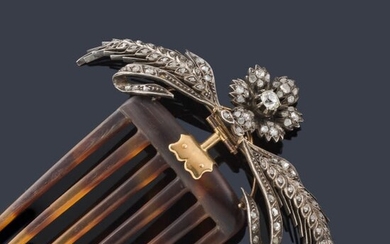 Delicada peineta realizada en asta de cérvido con motivo superior en motivos florales y doble espiga de trigo con diamantes. S. XIX
