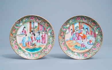 Deux asssiettes en porcelaine de Chine famille rose de Canton à décor de figures, 19ème siècle