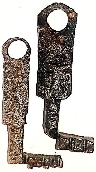 Deux clés en fer (4,9 et 5,8 cm). Un outil... - Lot 3 - Art Richelieu