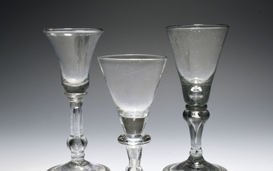 Deux verres à vin anglais à balustre, vers 1740, l'un avec un bol en forme...
