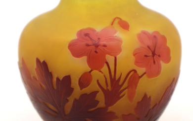 ETABLISSEMENTS GALLE Vase ovoïde épaulé. Épreuve en verre rose sur fond jaune. Décor floral gravé...
