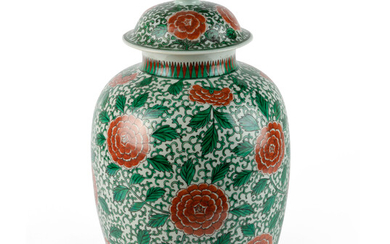 Eivormige vaas met deksel. China. 20ste eeuw. Porselein. Wucai decor van chrysanten. Apocrief Kangxi zes-karaktermerk
