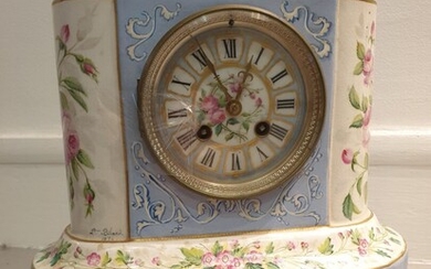 Élégante pendule borne en céramique blanche émaillée de fleurs vers 1870, bleue dans les réserves...