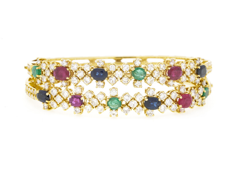 Ensemble composé de 2 bracelets or 750 sertis d'émeraudes, rubis et saphirs taille ovale alternés de diamants taille brillant et 8/8, cir