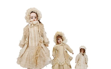 FABRICANTS INCONNUS Lot de 3 poupées 1. grande poupée en porcelaine à tête de manivelle,...