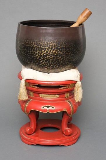 Gong - Alloy, wood - Large temple gong with a beautiful very long lasting sound on red lacquered stand - Japan - ca 1920-40s (Taisho to early Showa period)