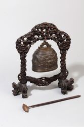 Gong en bronze et socle en bois ajouré à... - Lot 3 - Gros & Delettrez