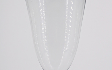 Grande vaso a calice in vetro soffiato grigio chiaro trasparente con applicazione parziale di foglia d'oro. Seconda metà secolo XX.…