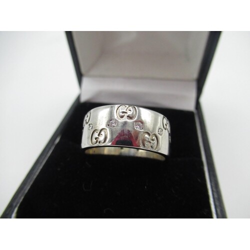 Hallmarked 18ct white gold diamond ring inset with a central...