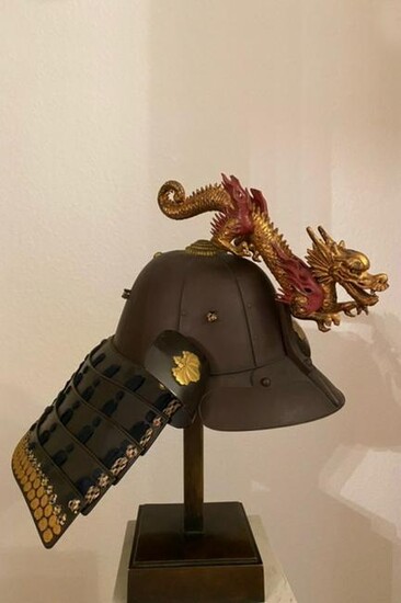 Helmet "kabuto" with dragon ornament "maedate" and neck