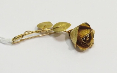 Importante broche fleur en or jaune. Poids net : 11g45. 6 x 4 cm.